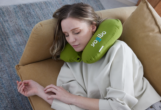 公式】長時間の飛行機でも疲れ知らず｜Yogiboおすすめのネックピロー