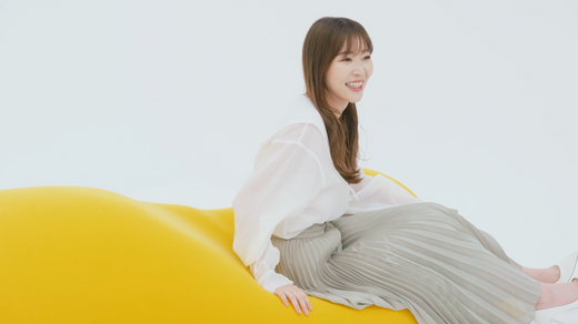 公式】指原莉乃、Yogibo を全身で堪能しながら思わずこぼれた一