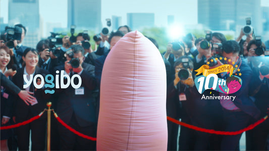 Yogibo日本上陸10周年を祝う新CMを発表。100万個のYogiboMaxが登場。