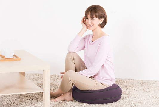 座布団にもなる小さめクッション｜部屋に置くだけで快適＆かわいい