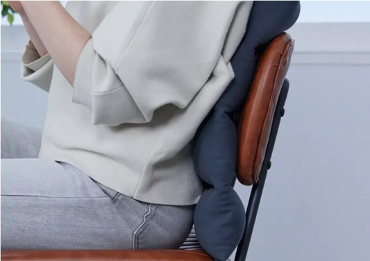 ジッパロールロゴを背もたれにしている様子