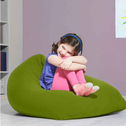 子どもがYogiboに座っている様子