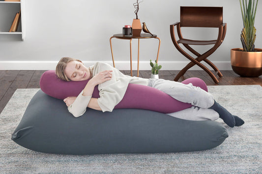 抱き枕はどう選ぶ？｜快眠したい人が「まず知るべき」寝具の新定番