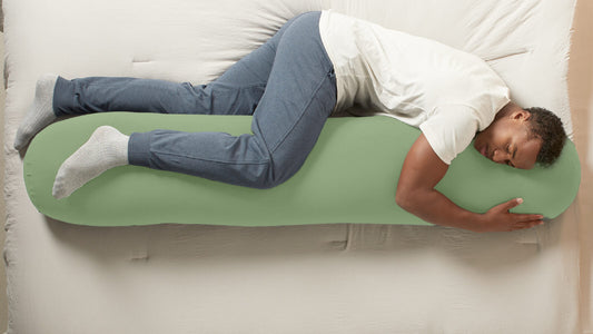 腰がつらいときの抱き枕の選び方｜体を支える形とサイズのポイント