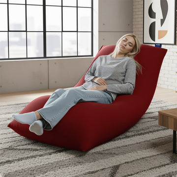 リビングでレッドのYogibo Max Premiumに座って眠る女性