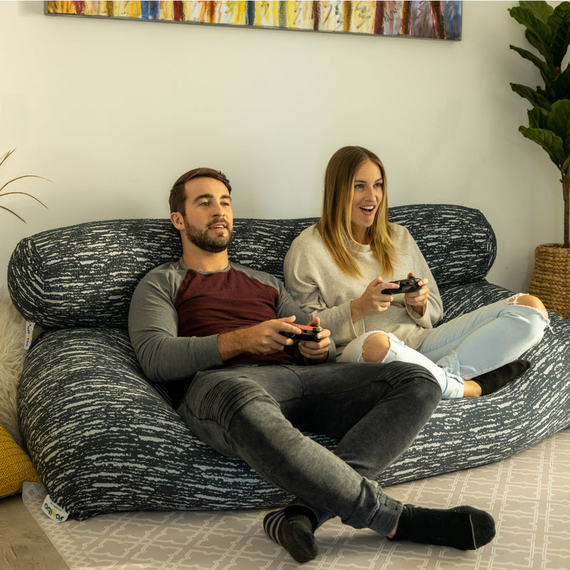 Yogibo Luxe Max（ラックス マックス）ダークグレーとLuxe Roll Max（ラックス ロールマックス）ダークグレーでゲームを楽しむ夫婦